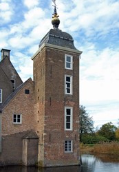 <p>Twee jaartalstenen in de noordelijke hoektoren verwijzen naar (ver)bouwactiviteiten omstreeks 1627, waaronder in ieder geval werkzaamheden aan de toren. Waarschijnlijk is deze in 1627 verhoogd en voorzien van een nieuwe vensterindeling. </p>
